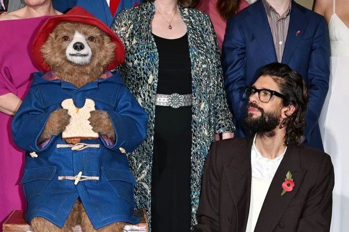 Ben Whishaw, Kraliçe ile Paddington'a “dokunmak” taslağını konu alıyor