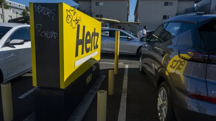 Hertz elektrikli otomobillerini kiracılara satmaya çalışıyor